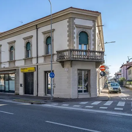 Guesthost - Loft Viale Trieste Apartment *